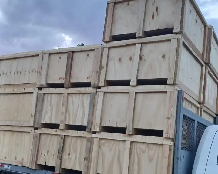 Cajas de madera para embalaje cargadas en un camión