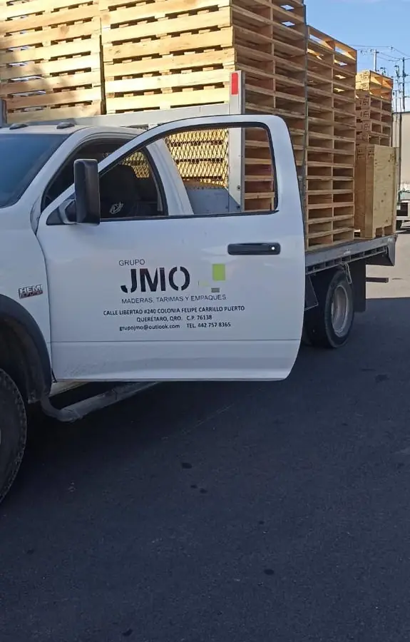 Camión de Grupo JMO cargado de tarimas listo para entrega