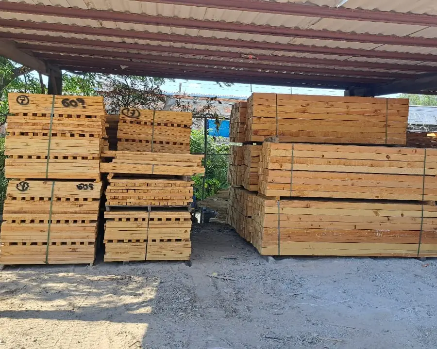Paquetes de madera y polines en el patio de JMO