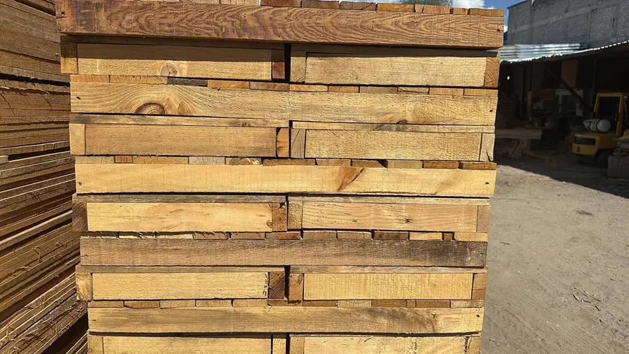 Tablas de madera apiladas